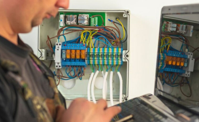 Smart Home Wiring What Are the Advantages ورزه پردازان | اجرای هوشمند سازی مجتمع های مسکونی و اداری در شیراز راهنمای جامع سیم کشی برق در خانه هوشمند